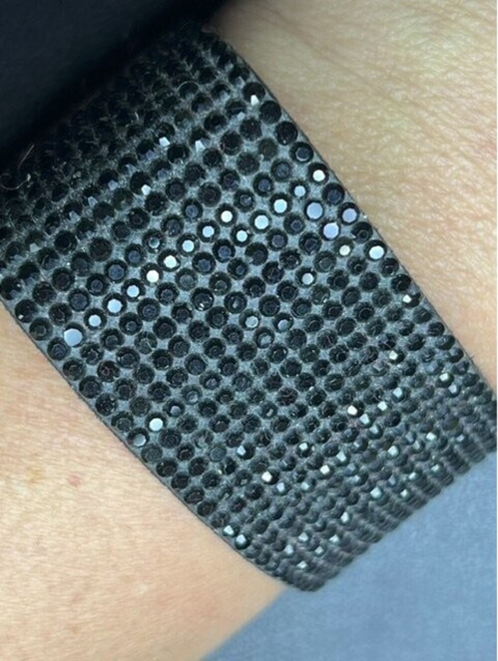 B7341 GUESS Black Rhinestone Crystal Cuff Bracelet Gold Tone Magnetic Clasp 7"